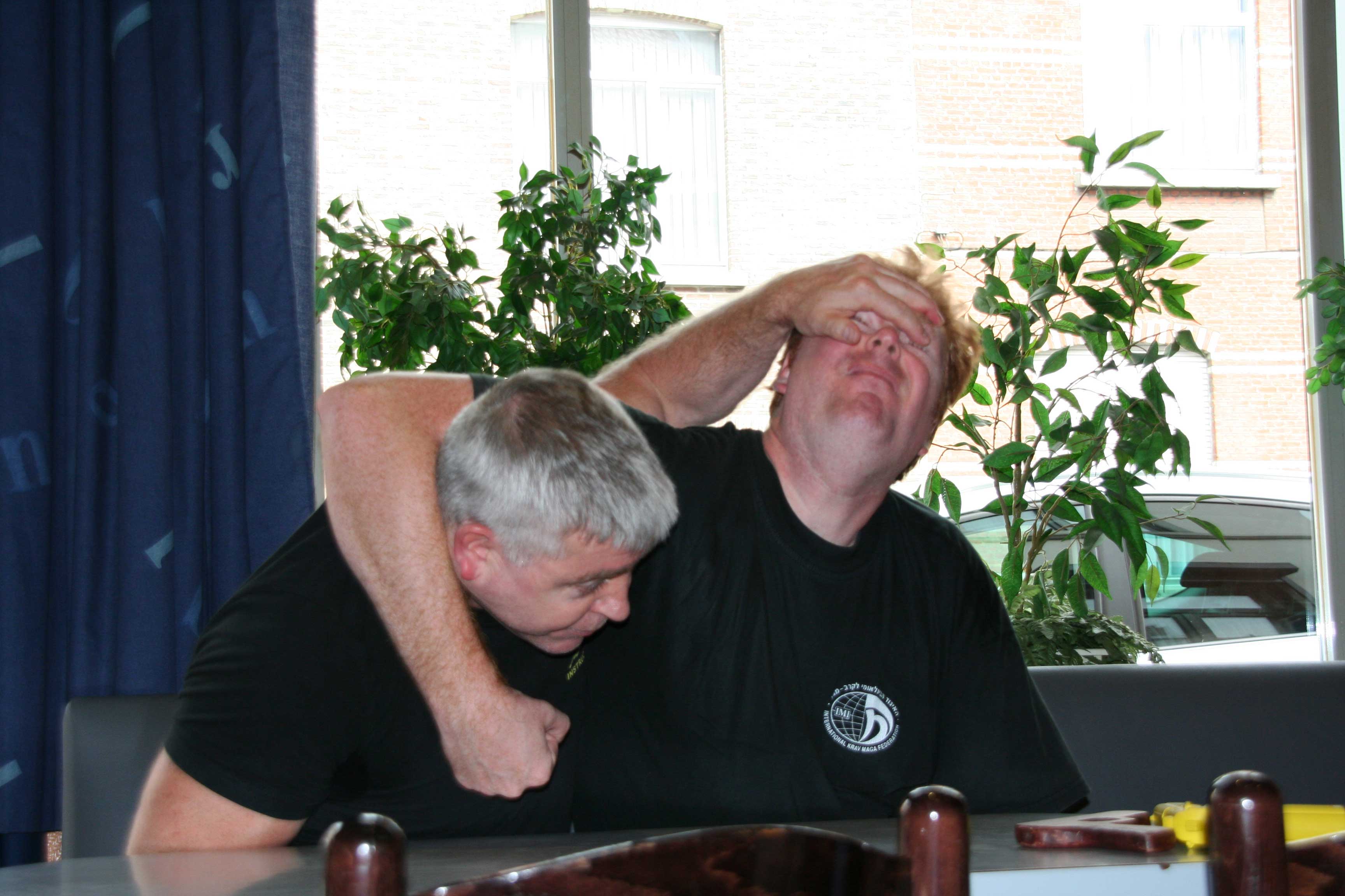 Krav Maga toepassing in café